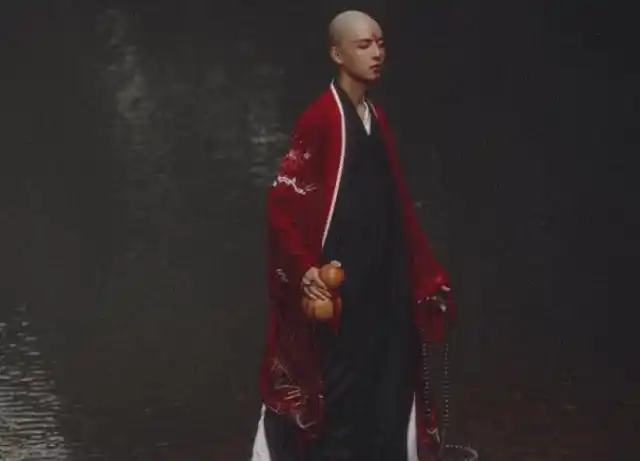 看起来非常具有意境,在一个深山老林中有如此帅气和尚也是不凡,这里小