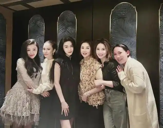 成功打入香港名媛圈地位不一般,穿旗袍美艳惊人!