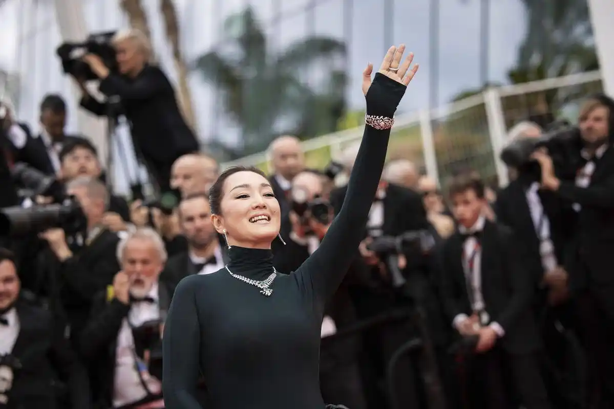 巩俐亮相第76届戛纳电影节开幕式红毯(图据视觉中国)