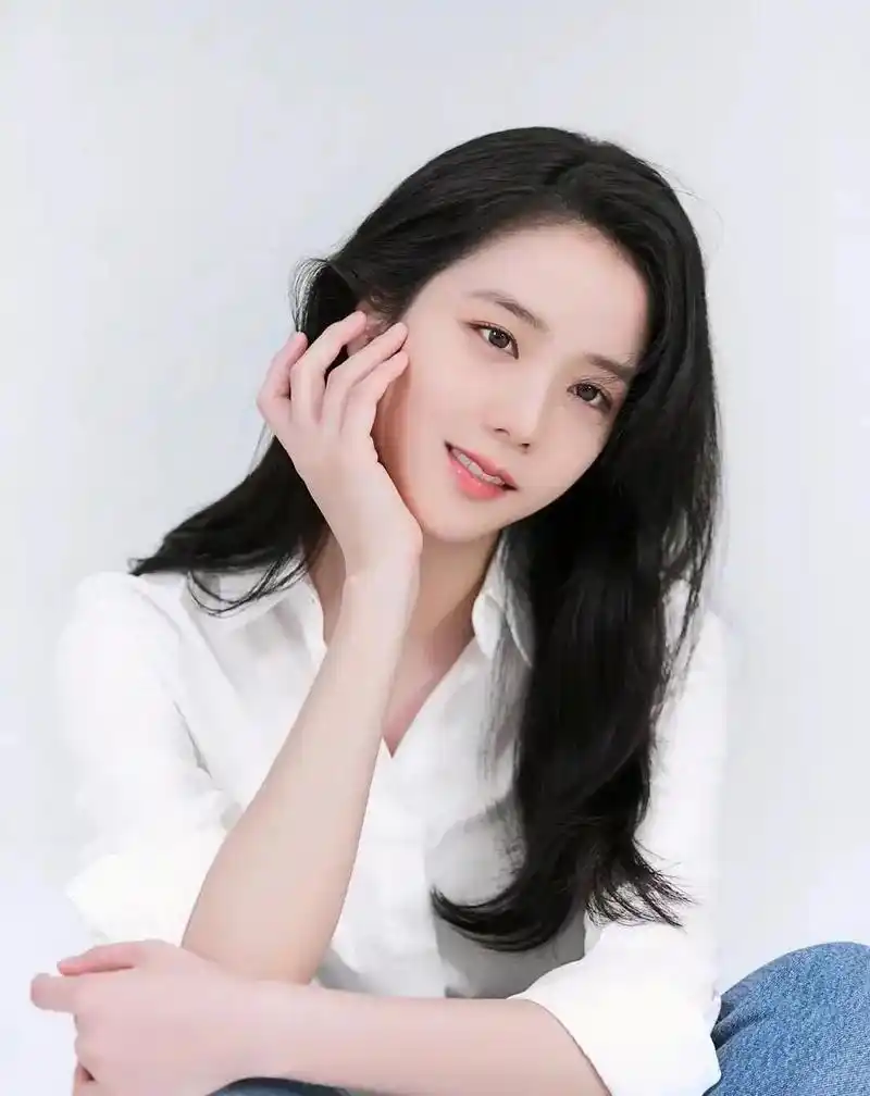 金智秀身穿素雅的白衬衫,营造出柔和的氛围,容光焕发的美丽容颜,加之