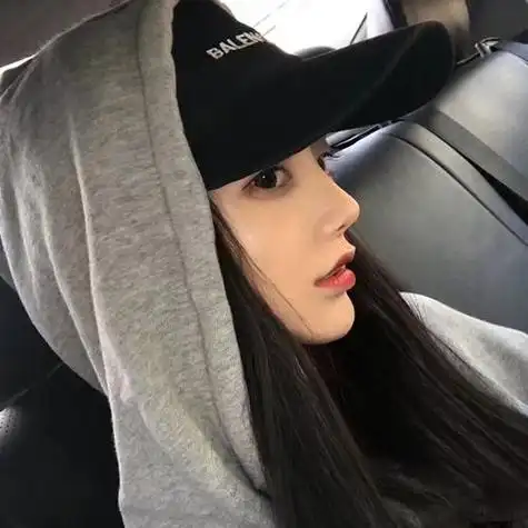 戴黑帽子低头的卡通女头像 卡通头像图片大全 -【爱个性】