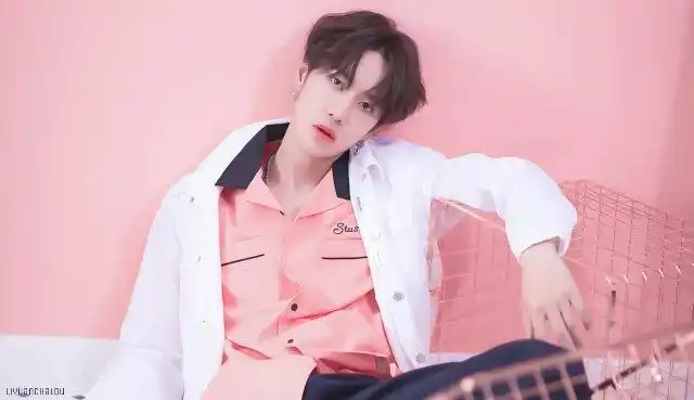 王一博穿粉色真的好可爱,穿上樱花粉的衣服,秒变粉嫩嫩的王甜甜!