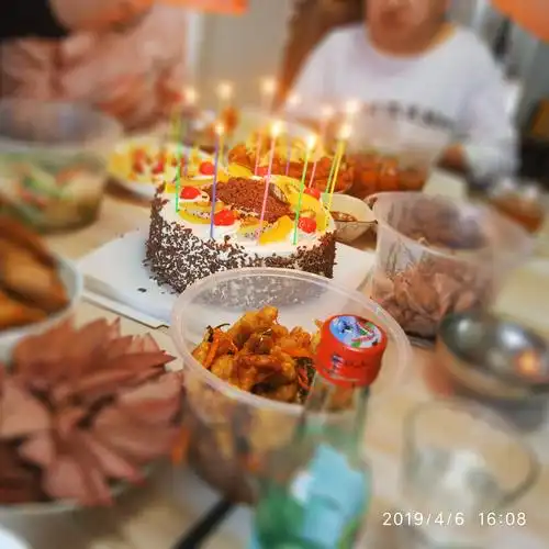 这次提前过生日了w (4月11日……周二) 在家里过生日也挺好的ヾ