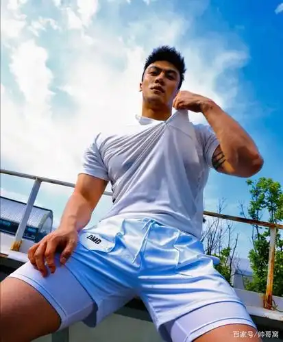 组图:浑身散发荷尔蒙的硬汉肌肉男,小麦色的肌肤更显青春,健康