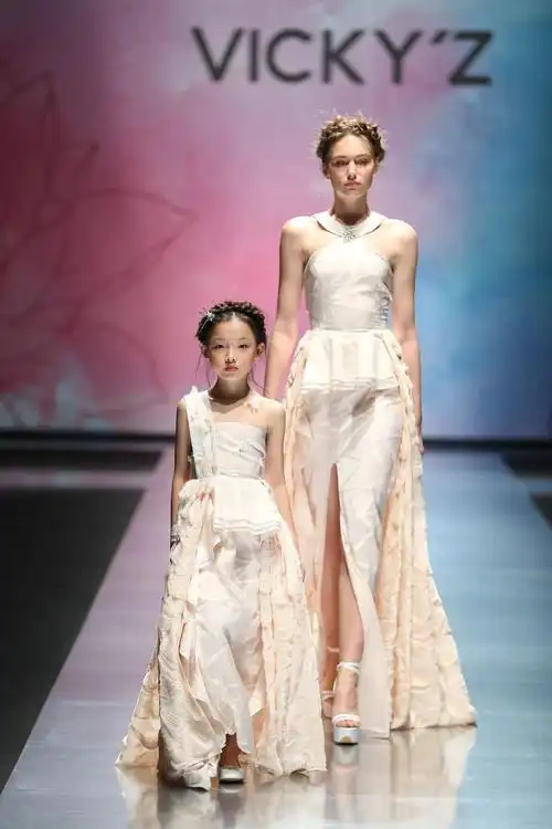 首登米兰,亲子女王"荷"你引领世界亲子装潮流