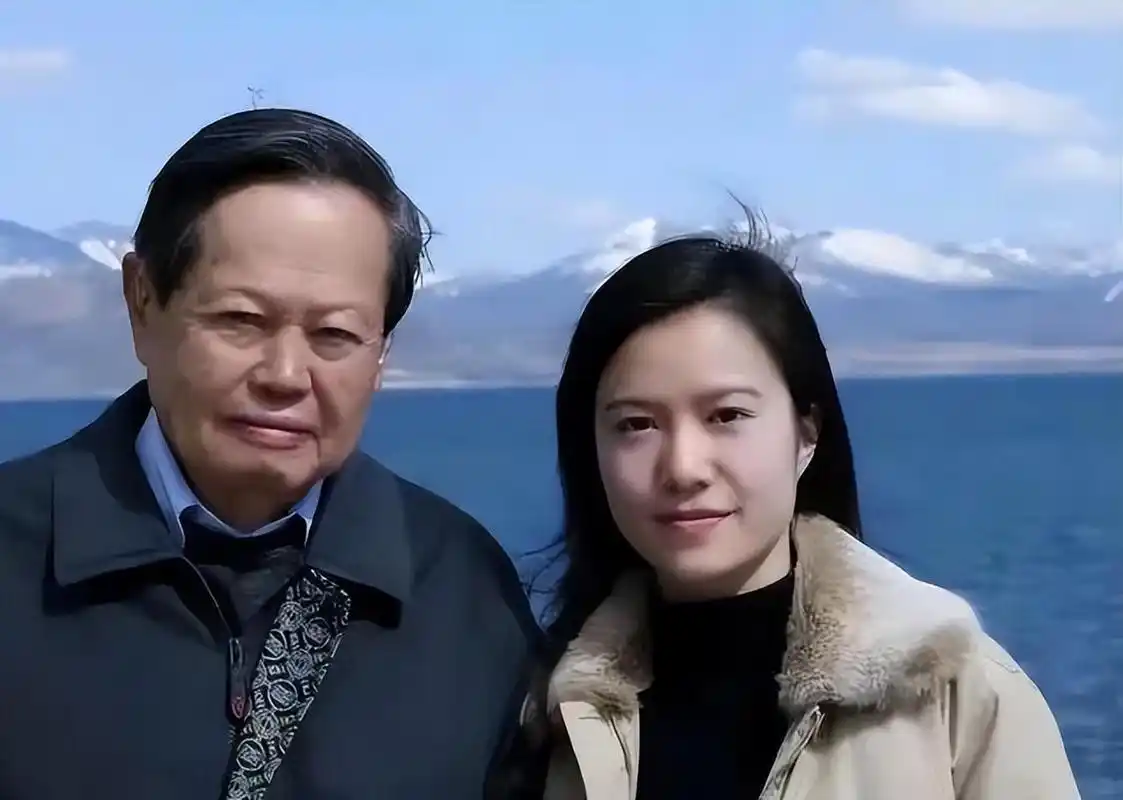 翁帆:28岁嫁82岁,付出19年青春和心血,把杨振宁照顾到101岁