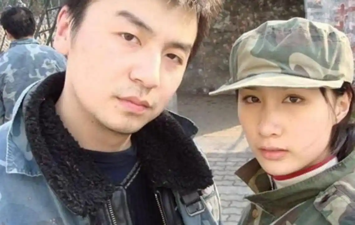 雷佳音:初恋坎坷却遇真爱,与妻甜蜜育女成模范家庭!