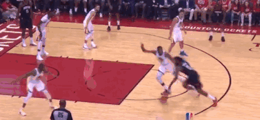 杜兰特已尽最大努力干扰到了哈登,哈登还是命中了后撤步三分.