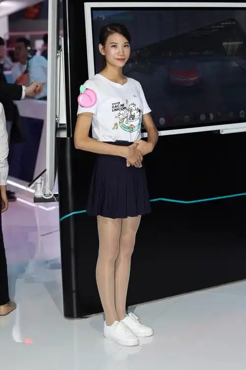 为什么车模喜欢穿肉色丝袜呢?