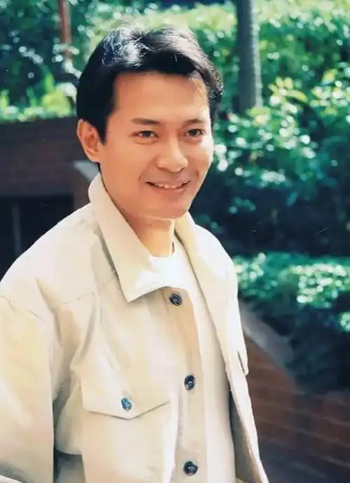 曾经红透半边天的江华年轻的时候真的是帅得勾魂摄魄