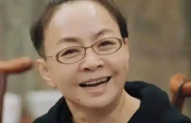 博谷戴手套为宋丹丹上菜,为讨好婆婆高情商发言,网友:不像家人_巴图