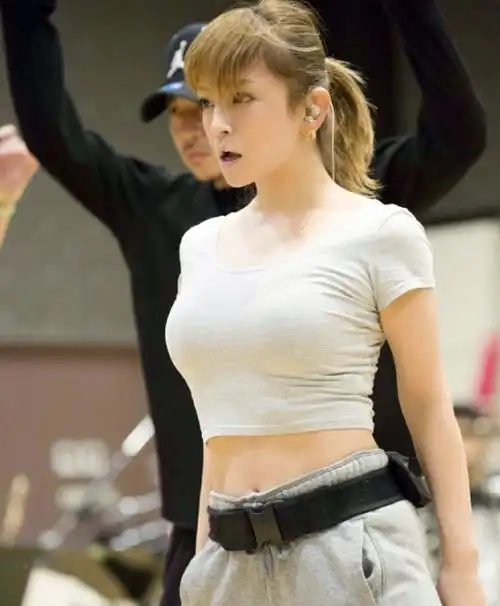 滨崎步晒练习照香汗淋漓上围激增丰满性感