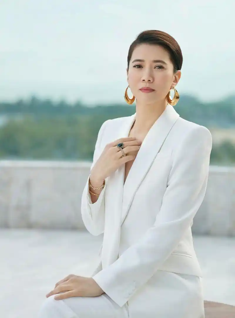 袁咏仪换新发型,低扎马尾配上金色耳环