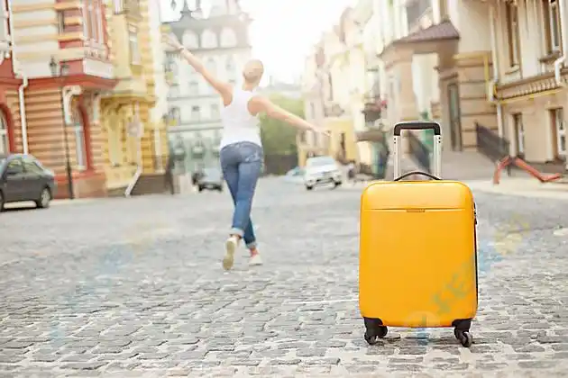 街道上行李箱女子背影高清图片下载