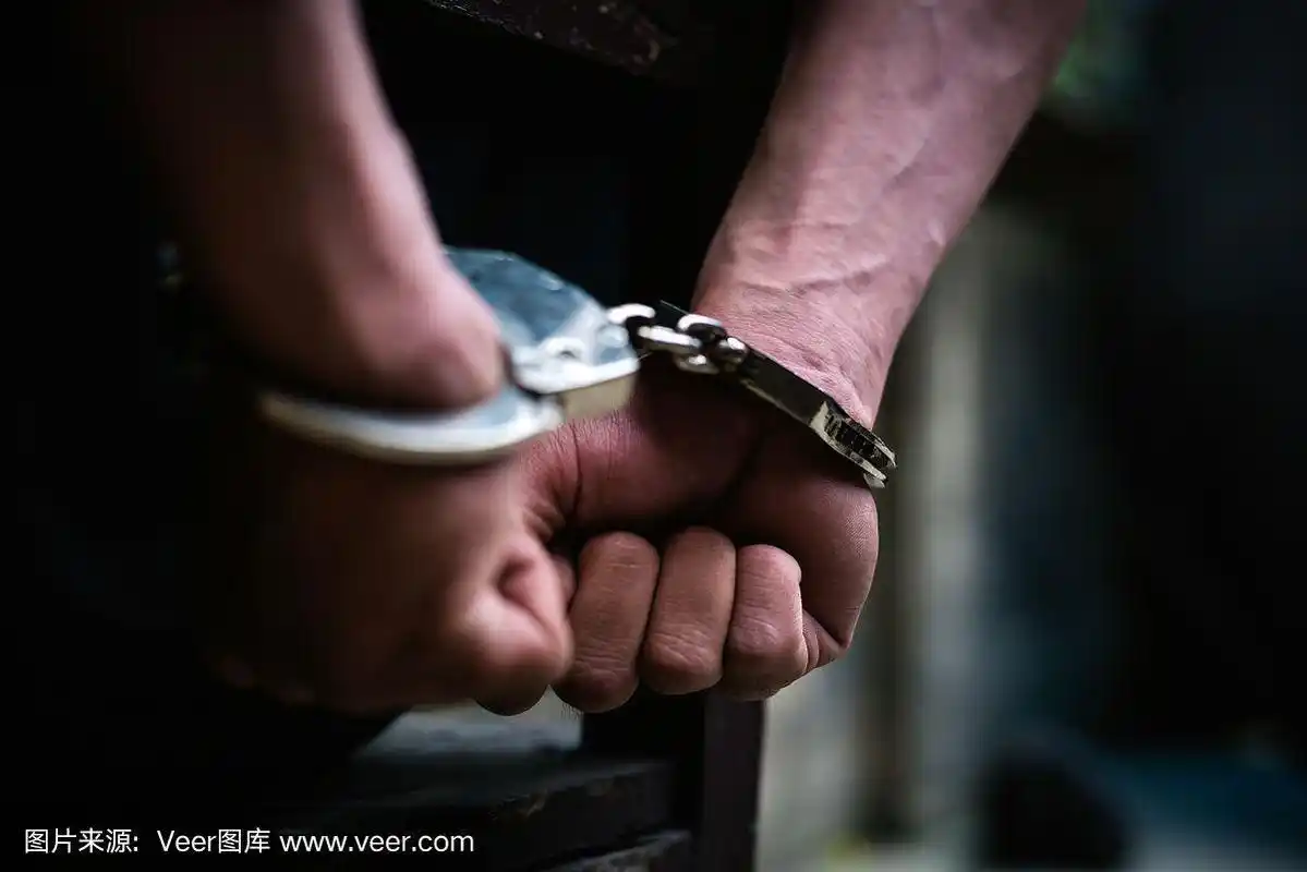 椅子上戴着手铐的男人.后视图和特写