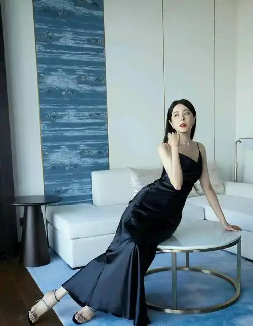 曾黎,1976年出生于中国湖北省,身高170厘米,体重55公斤.