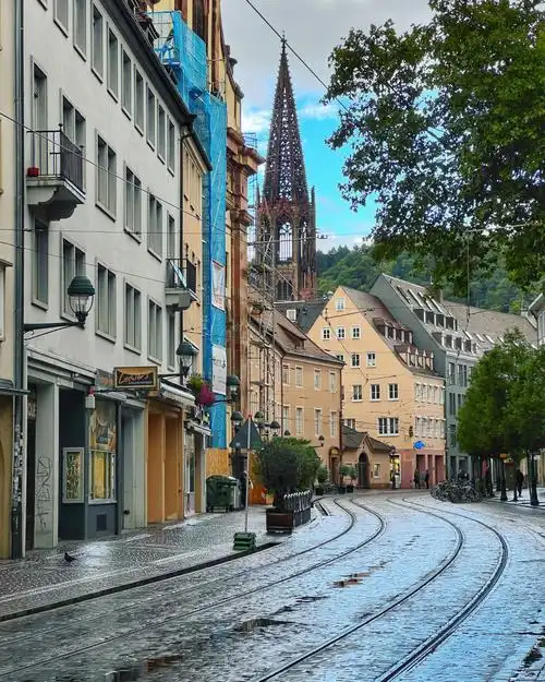 不作美,找了家咖啡店喝杯咖啡吃个甜点,甜点很有德国特色(味道很德国)