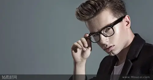 扶眼镜的时尚帅哥高清图片
