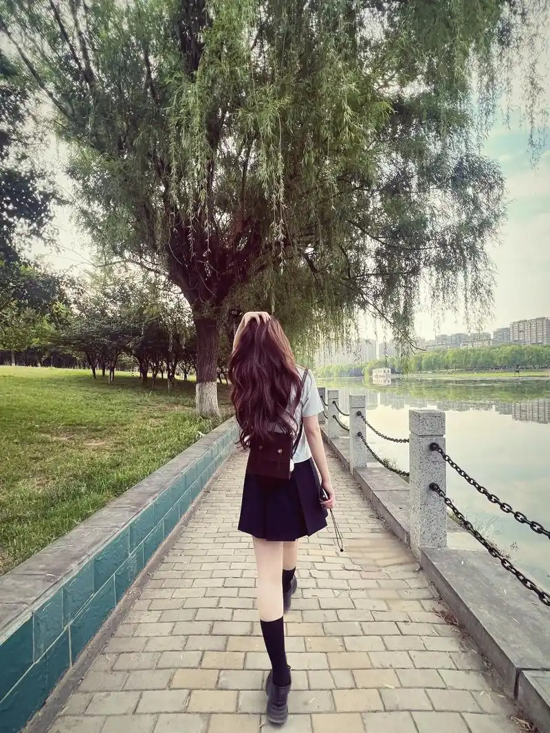 你好像瘦了 头发也变长了 背影陌生到让我觉得 见你好像是