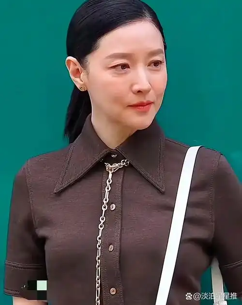 大长今的女主演人物李英爱近照曝光出来,如今已经54岁的她明显有了些