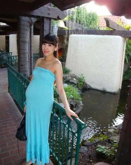 虽然陈若仪身高1米74,但与林志颖一起现身时,为了迁就身高1米72的对方