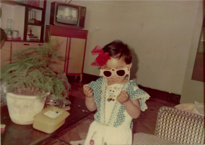 回忆起童年大家都有一些自己儿时好玩可爱的照片吧,大家都发发自己