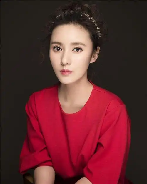 杨祖青最新写真曝光 红裙典雅宛若画中人