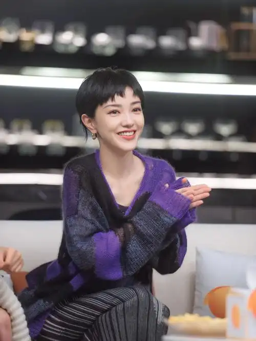 郭采洁不愧是短发女神,狗啃式刘海摇滚范十足,一般人驾驭不了