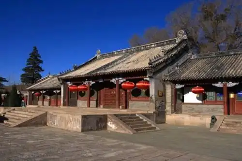 喀喇沁亲王府雕像上是什么字