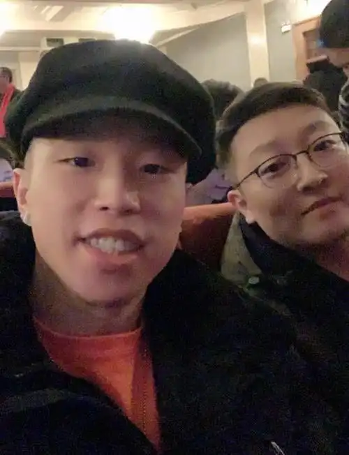 烧饼曹鹤阳逛奢侈品店晒照暴露真实消费能力网友都我钱买的