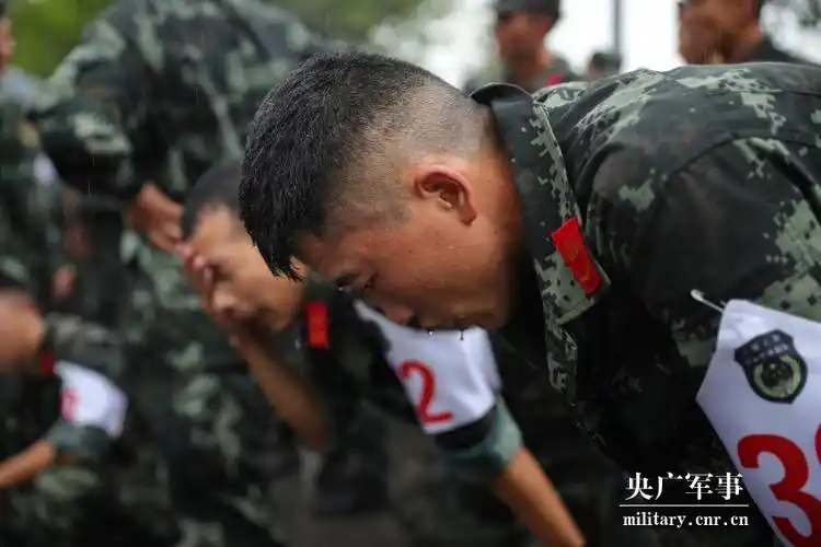 直击!武警重庆总队机动支队练兵比武现场"高手云集"