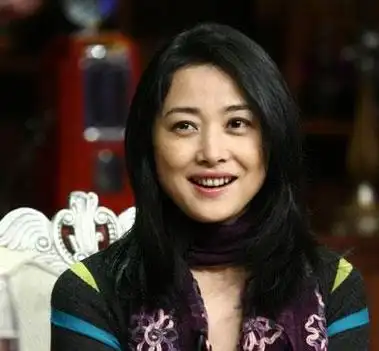 除却此事,泰格曾前往剧组探望刘蓓,彼时恰逢母亲与一位男演员拍摄戏份