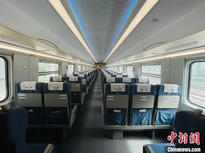 金台铁路复兴号"绿巨人"列车内部. 黄慧 摄