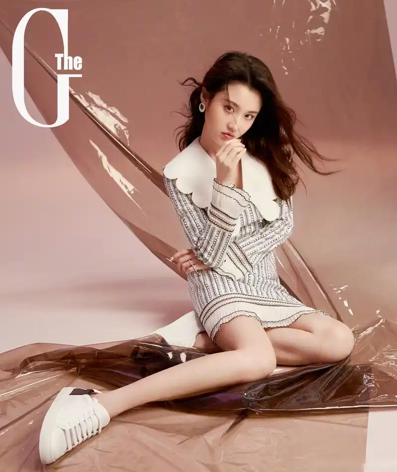 青年演员张慧雯最新时尚大片曝光,镜头里,她是眼神坚定的酷女孩,也是