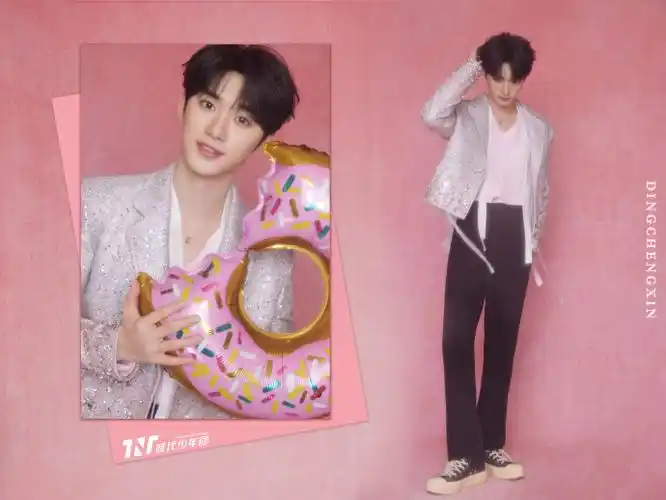 时代少年团  今日#湖南卫视春晚#舞台造型,水晶钻饰外套,粉色飘带内搭