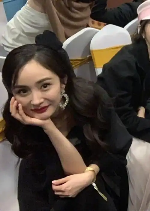 杨幂被怼脸拍还直接晒出来面中凹陷又变回方脸了而且还上年纪