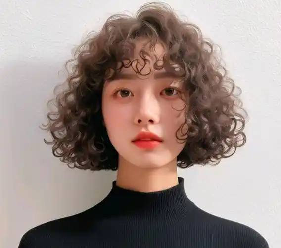 全波波头烫发让你展现出干练的形象,又不失女性的温柔和俏皮.