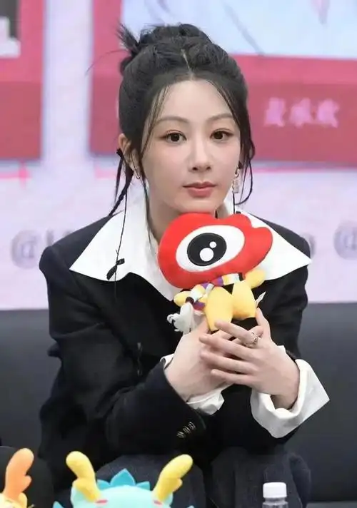 李一桐发际线登上热搜,网友吐槽快秃顶,她的回答撕开娱乐圈内幕|金晨