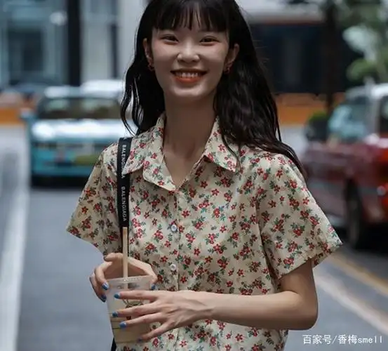 港风元素衬衫这么穿,女生也变得帅气满满,适合bf风穿搭