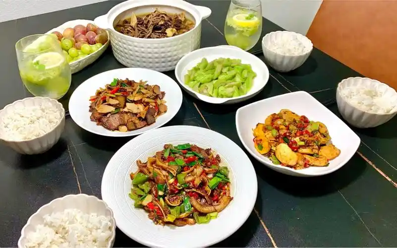 湖南人的晚餐~安排一桌下饭菜|小炒猪耳丝|辣炒金钱蛋|腊肉炒鲜笋