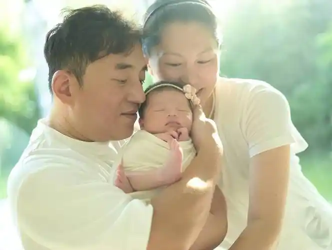 香港知名歌手吕方胖到不见脖子,网友直呼不敢认,娶富婆老来得女