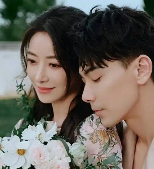 她遭遇闺蜜横刀夺爱,前男友公开私人照,48岁仍被男子宠成公主_陈紫函