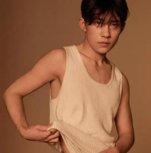 易烊千玺穿背心是什么感觉?有肌肉的男人不一般,最后一张a到爆
