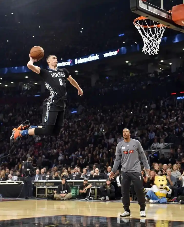 说到罚球线扣篮你会想起谁?拉文罚球线空接,乔丹堪称最经典镜头