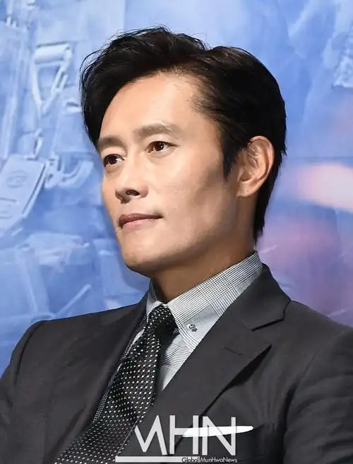 今天的李秉宪显得格外老