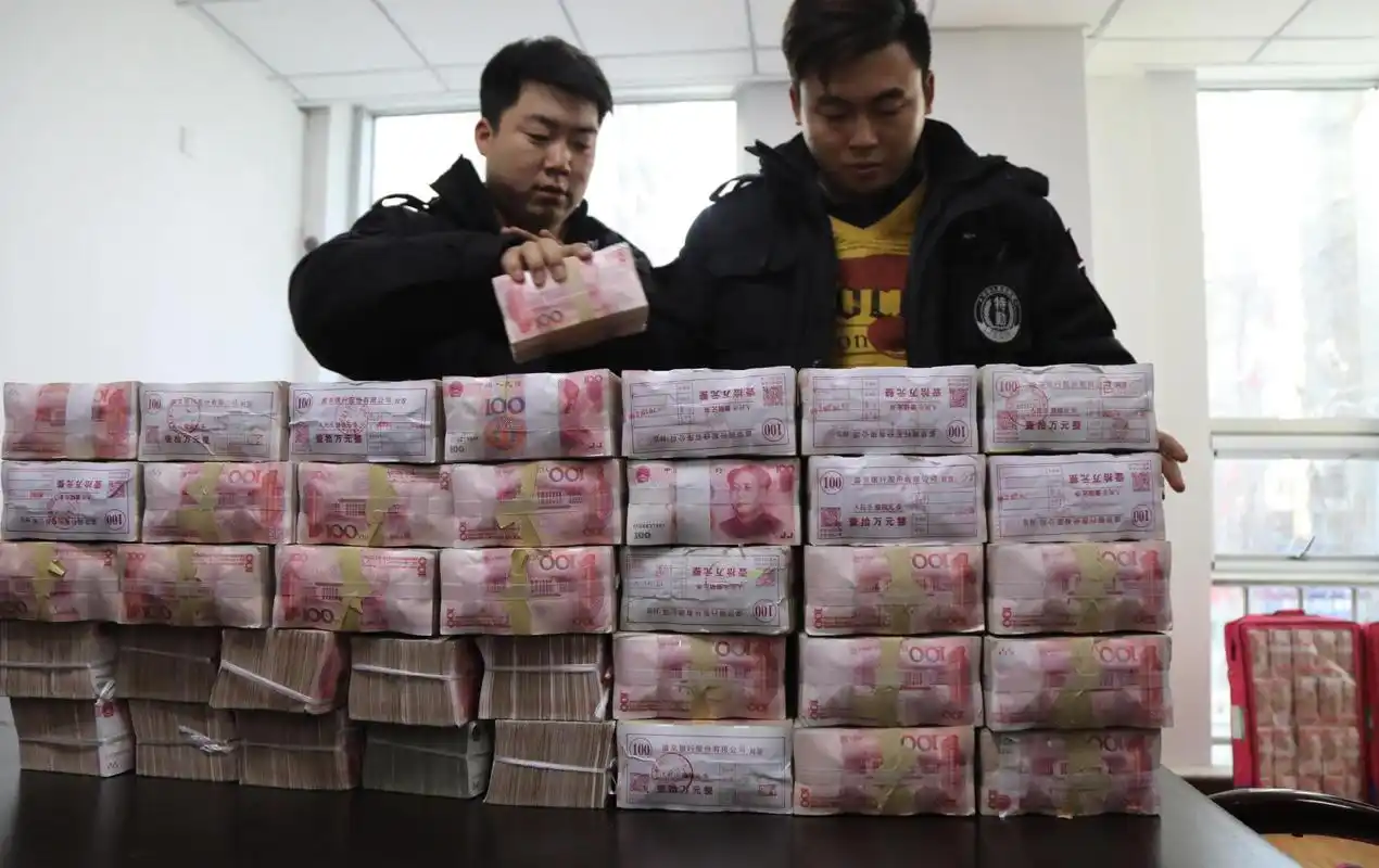 警方帮300多名农民工讨薪 1400余万现金堆一桌