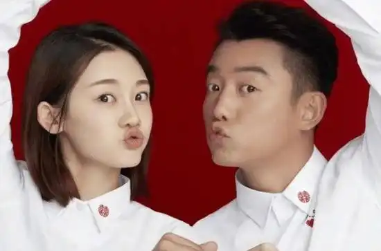 郑恺婚变升级带妻出席活动眼神躲避苗苗讨好被曝与女明星暧昧