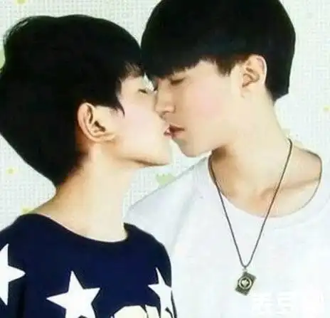 tfboys王源接吻图片曝光 与王俊凯节目中基情满满