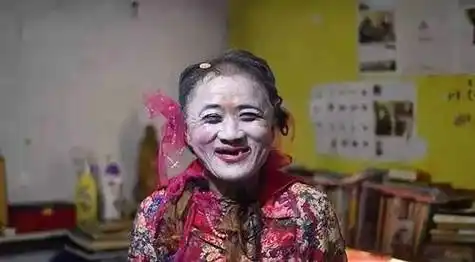 64岁老大爷穿16年女装,浓妆艳抹扎小辫,背后故事让人心中酸楚_刘佩麟