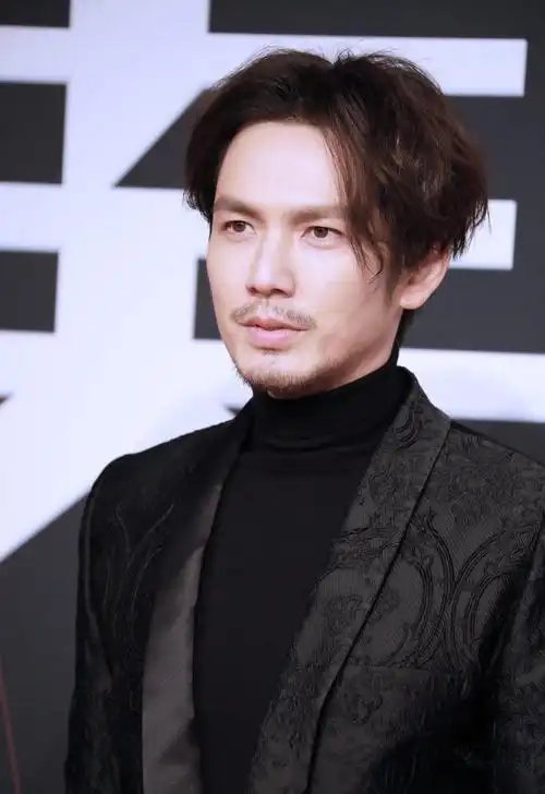 44岁钟汉良蓄胡子啦!留了一个八字胡秒变潮叔,帅到60岁都没问题